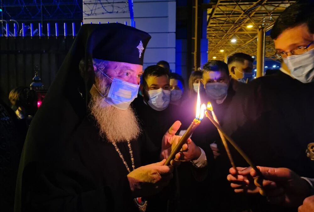 Sfânta Lumină a ajuns la Cluj-Napoca | ÎPS Andrei a oferit-o delegațiilor din Eparhie