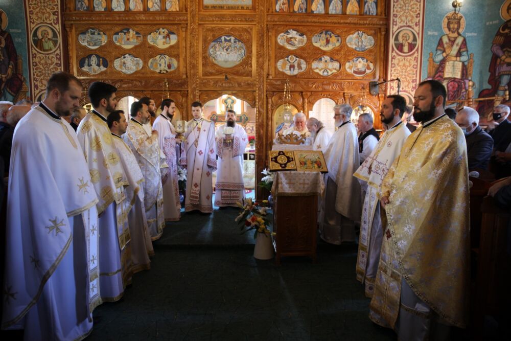 Episcopul-vicar Benedict Bistrițeanul a slujit în satul natal Sartăș, în a treia zi a Sfintelor Paști