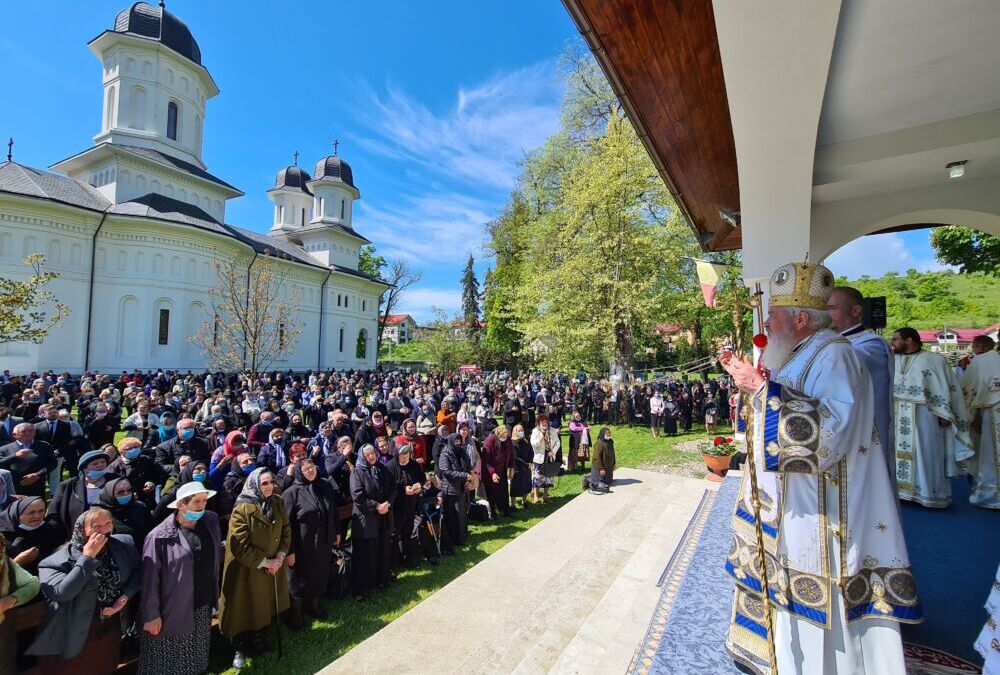 Sf. Împărați Constantin și Elena – Hramul istoric al Mănăstirii Dobric | ÎPS Andrei a sfințit sala de conferințe și biblioteca mănăstirii