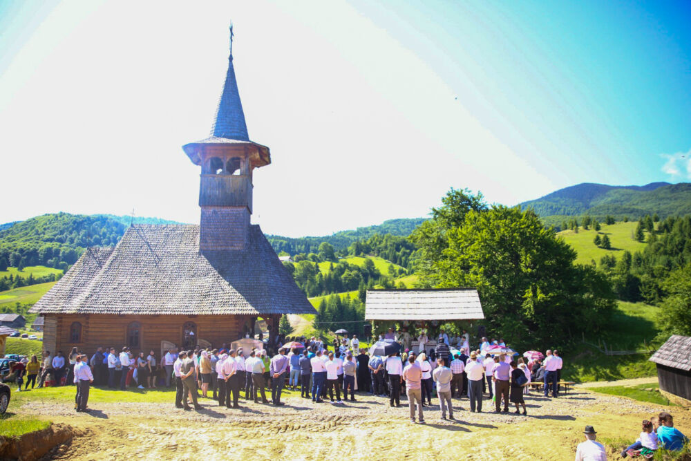 Episcopul-vicar Benedict, la hramul bisericii din Iliuța Bozghii