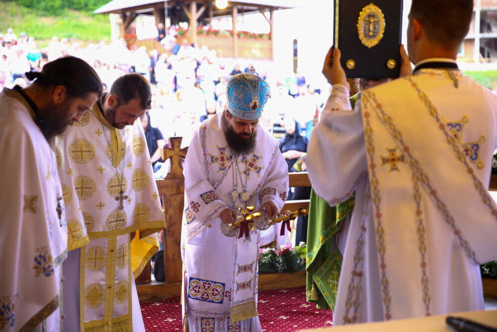 Hramul de vară al Mănăstirii Strâmba, prăznuit în prezența Episcopului-vicar Benedict Bistrițeanul