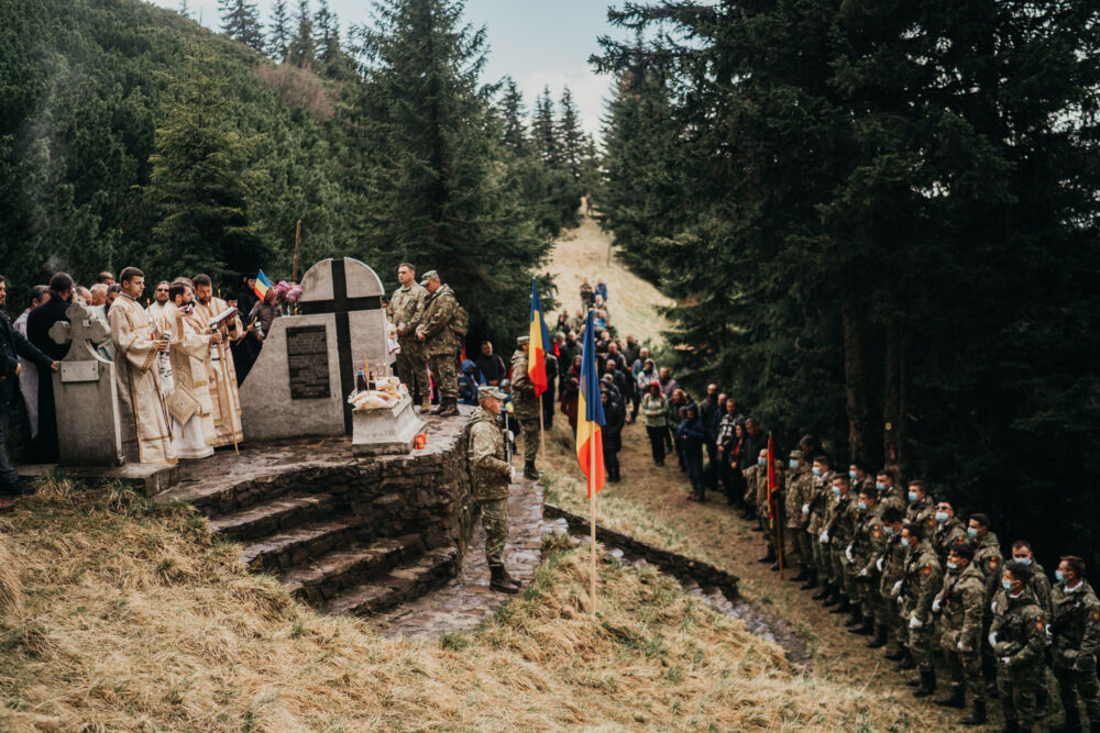 Liturghie arhierească și slujbă de pomenire la Monumentul Eroilor de pe Vârful Grui