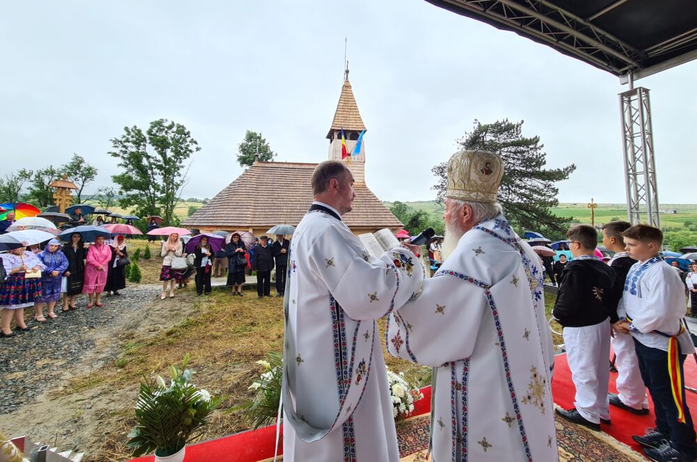 Biserica de lemn din Săliștea Veche, restaurată din temelii, a fost sfințită de Mitropolitul Clujului