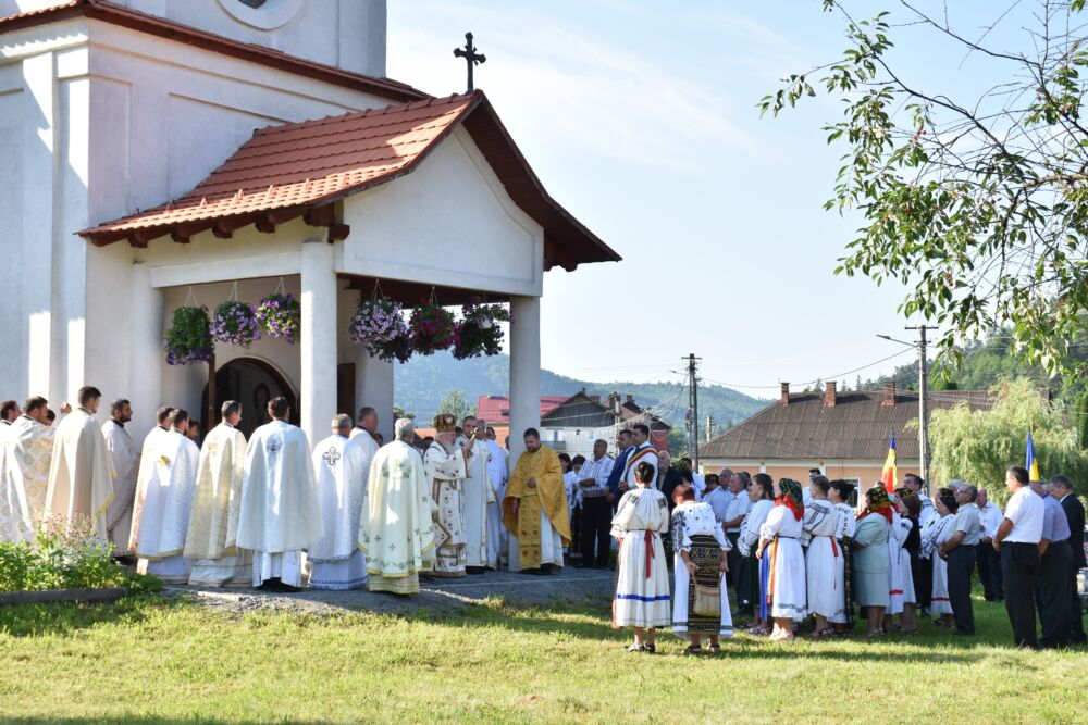 Mitropolitul Clujului a resfințit Biserica din Săcuieu