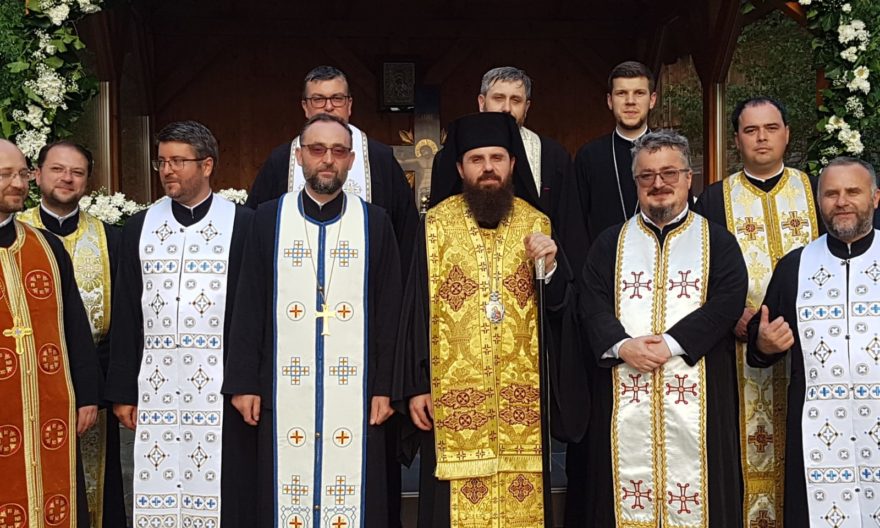 Altarul de vară al Parohiei Vălișoara, sfințit de Episcopul-vicar Benedict Bistrițeanul