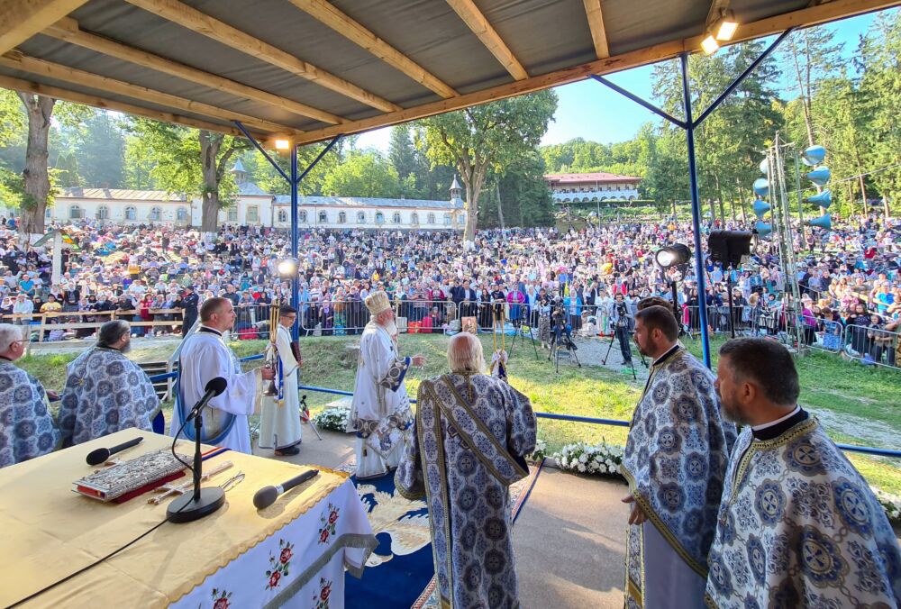 Mitropolitul Clujului, la Nicula: „Să ne rugăm Maicii Domnului ca tinerii noștri să fie buni creștini”