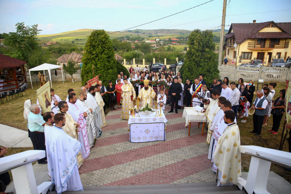 Episcopul-vicar Benedict a resfințit biserica din Parohia Țagu