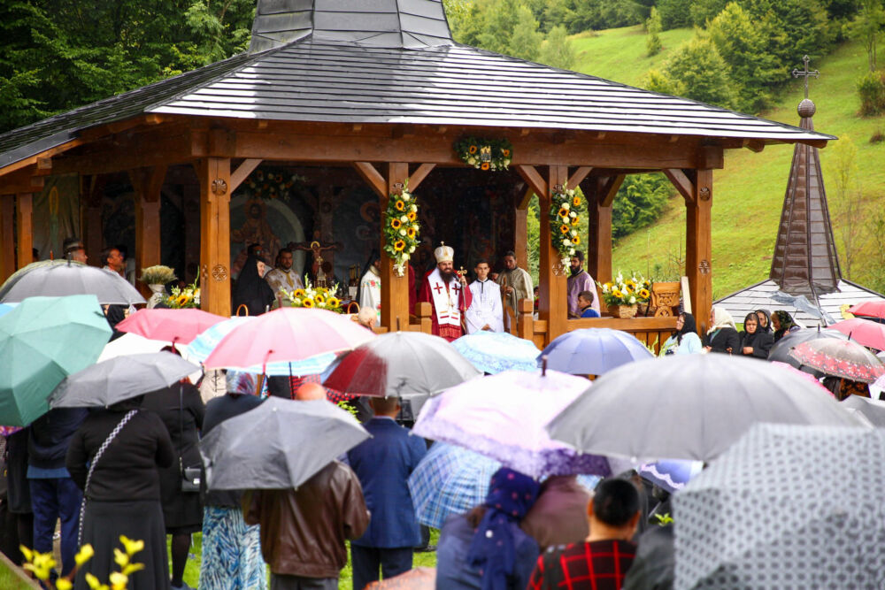 Hramul Mănăstirii Cormaia, prăznuit în prezența Episcopului-vicar Benedict Bistrițeanul