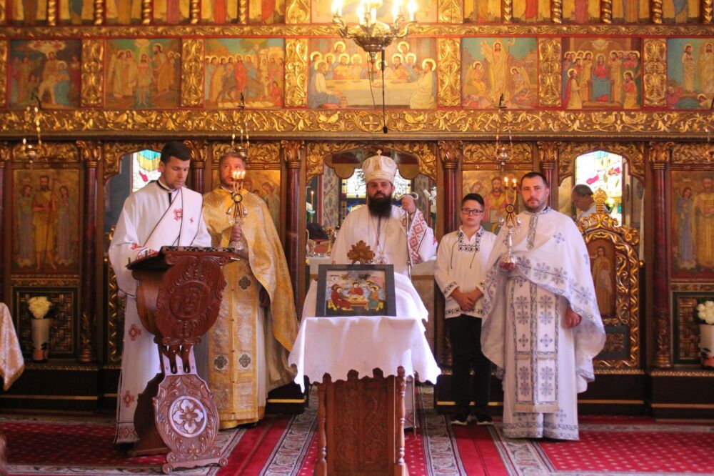 25 de ani de la sfințirea Bisericii „Sfânta Treime” din Baciu, prăznuiți în prezența PS Benedict Bistrițeanul