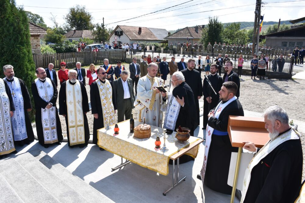 Monumentul eroilor și casa parohială din Așchileu Mare, binecuvântate de Mitropolitul Clujului