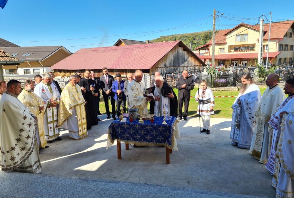Binecuvântare arhierească și sfințire de capelă mortuară la Sebiș