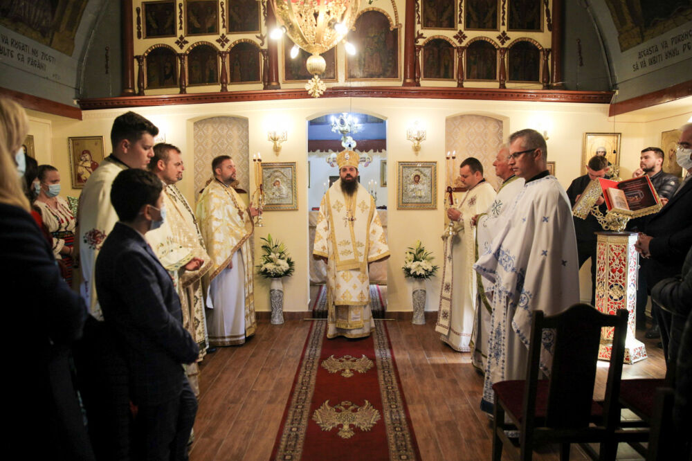 Episcopul-vicar Benedict a binecuvântat lucrările efectuate la biserica și casa parohială din Mihăiești