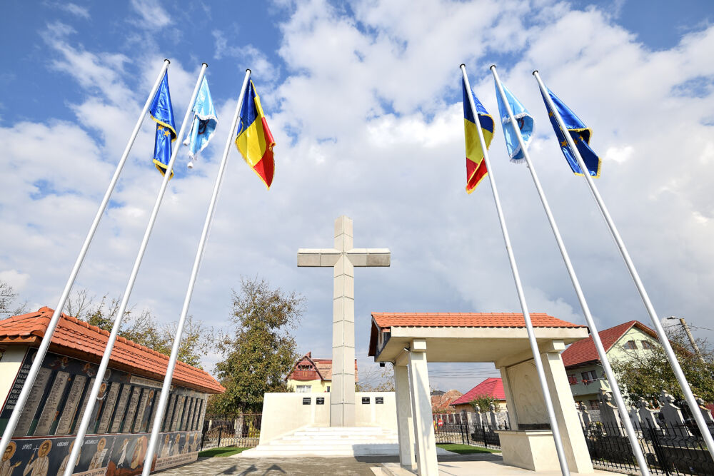 Conferință preoțească și resfințirea monumentului închinat foștilor deținuți politici din Cimitirul Central Gherla