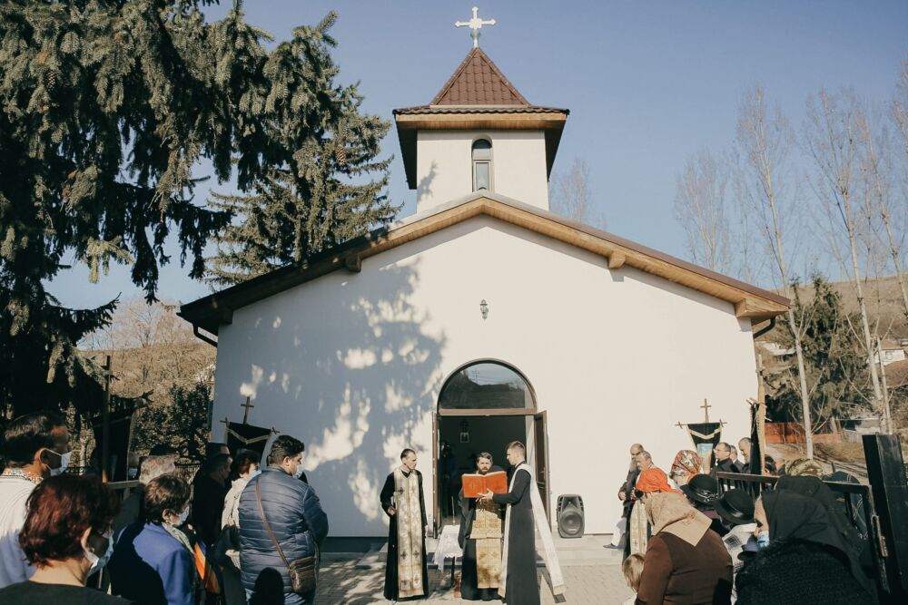 Noua casă parohială și capela mortuară din Ocnița, binecuvântate de Episcopul-vicar Benedict Bistrițeanul