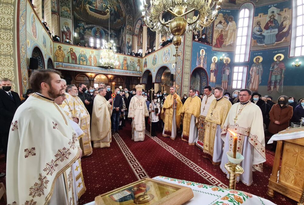 Binecuvântare arhierească la Biserica „Sfânta Treime” din Bistrița | Distincții pentru profesorii și membrii fondatori ai Școlii Primare „Sfântul Stelian”