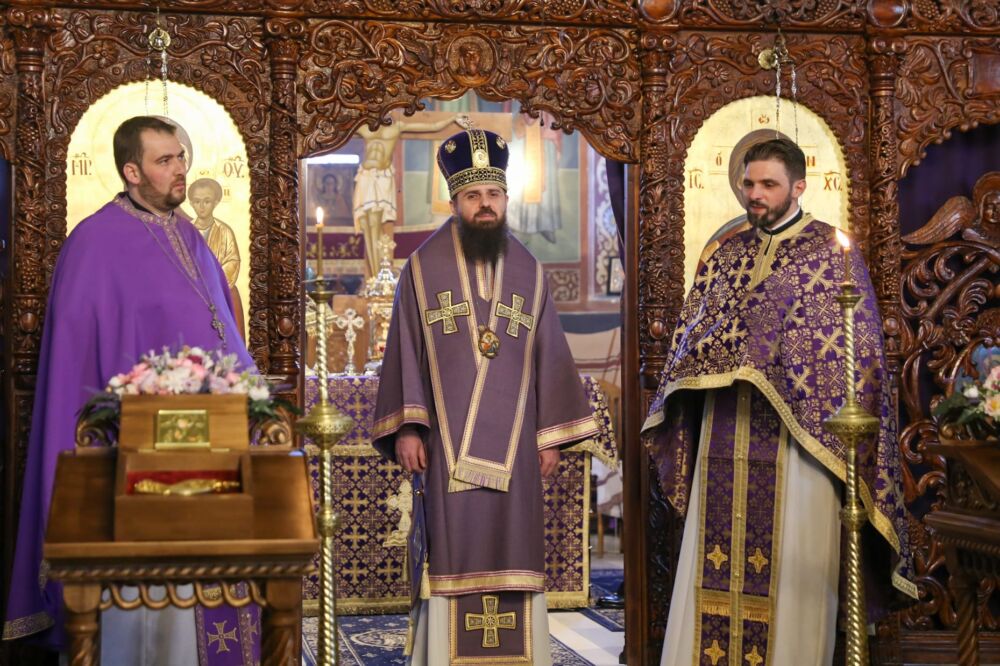 Liturghia Darurilor mai înainte sfințite la Biserica „Sf. Arh. Mihail și Gavriil” din Cătina