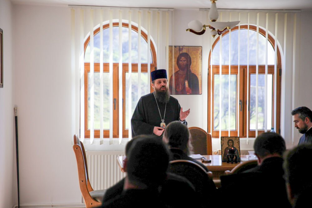 PS Benedict s-a întâlnit cu preoții care participă la cursurile de îndrumare duhovnicească la Mănăstirea Rebra-Parva