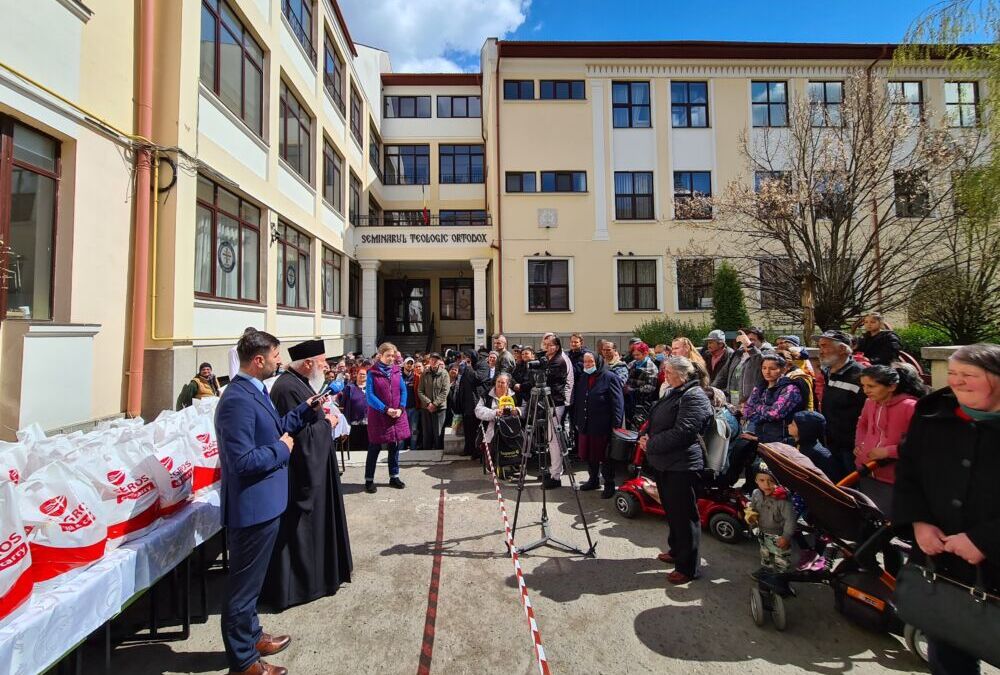 De Sfintele Paști, Arhiepiscopia Clujului a oferit 600 de pachete cu alimente persoanelor nevoiașe