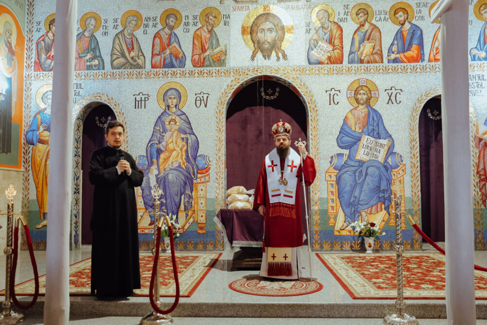 PS Benedict a oficiat Sfânta Liturghie din Joia Mare în Parohia „Sf. Ap. Petru și Pavel” din Mănăștur