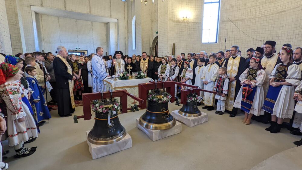 ÎPS Andrei a sfințit clopotele Bisericii „Sf. M. Mc. Gheorghe” din Sîngeorz-Băi