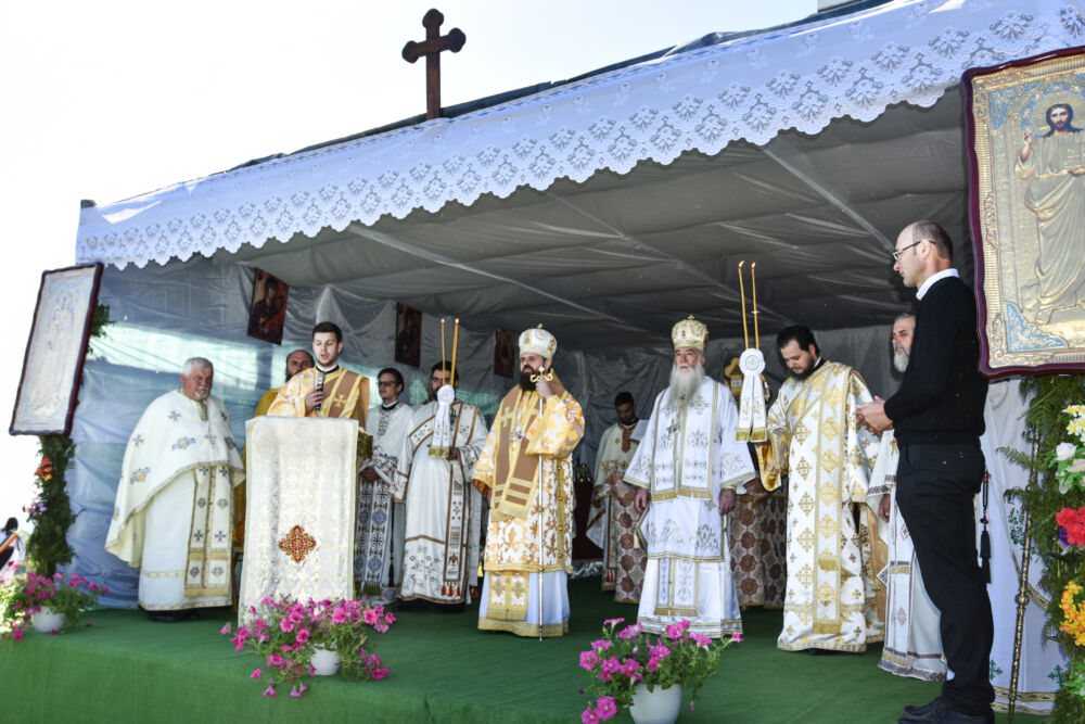 Doi arhierei au slujit la Ciumarca comunei Godeanu | PS Benedict Bistrițeanul, cetățean de onoare al comunei Godeanu