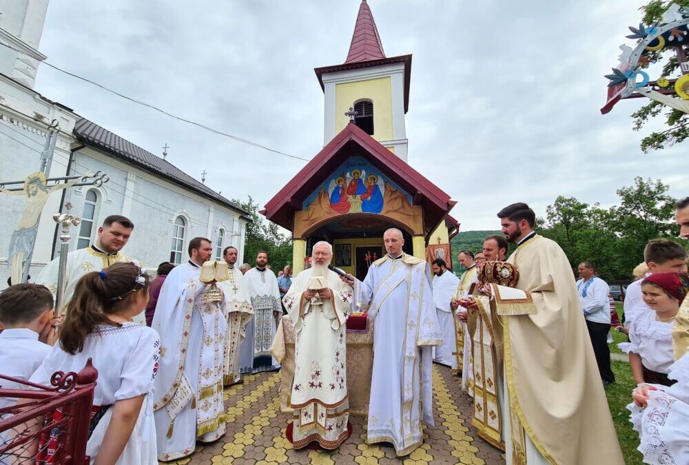 Biserica „Sfânta Treime” din Pădureni-Țop, resfințită de Mitropolitul Clujului