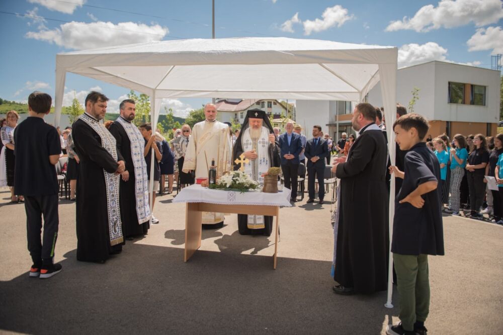 Bustul patronului spiritual al Liceului Teoretic „Dumitru Tăuțan” din Florești, dezvelit în prezența Mitropolitului Clujului