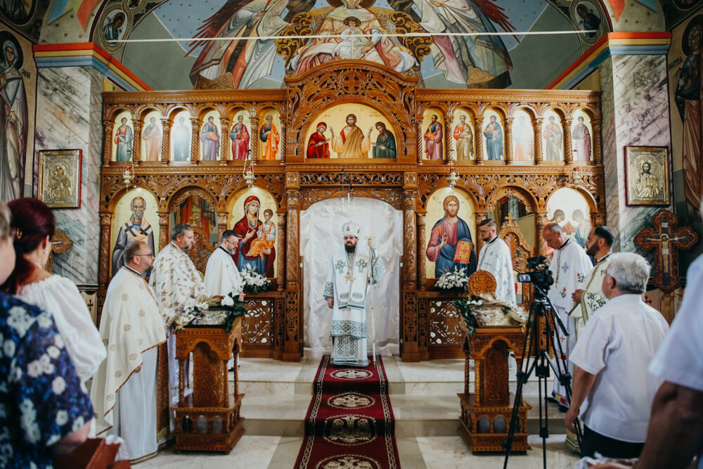 Iconostasul Bisericii din Ceanu Mic, sfințit de Episcopul-vicar Benedict