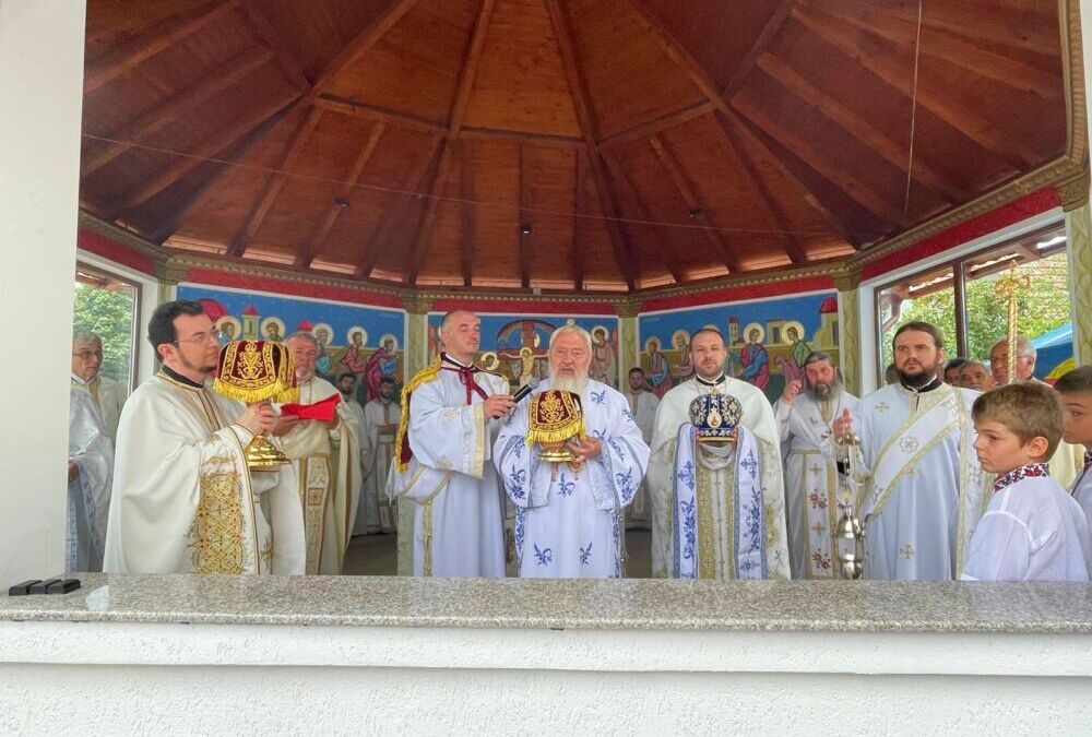 ÎPS Părinte Andrei a resfințit biserica din Câțcău și a binecuvântat noua capelă mortuară din localitate