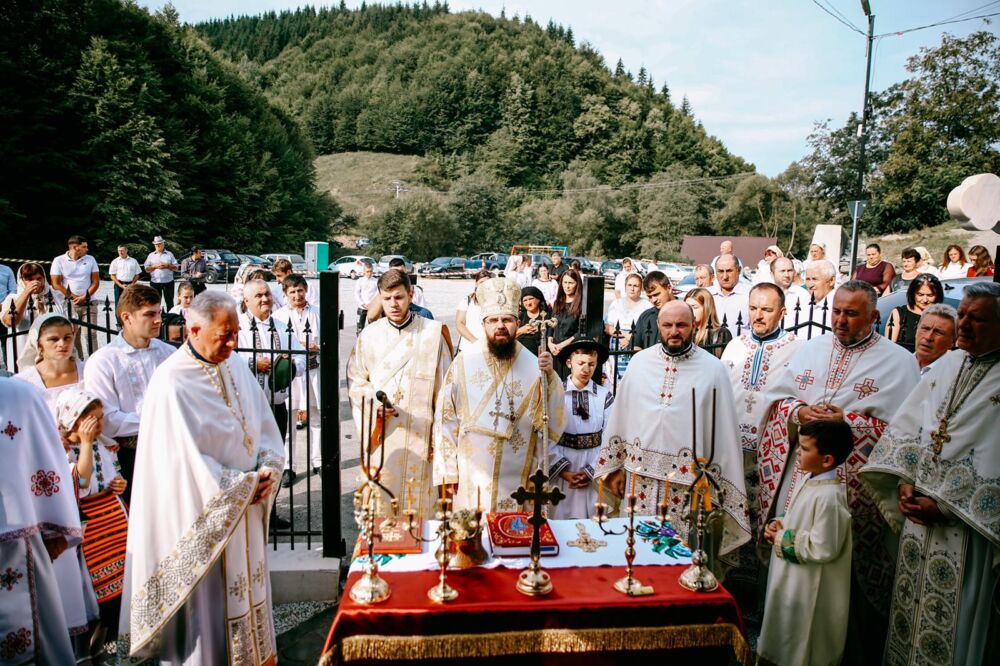 Episcopul-vicar Benedict Bistrițeanul a binecuvântat comunitatea din Leșu