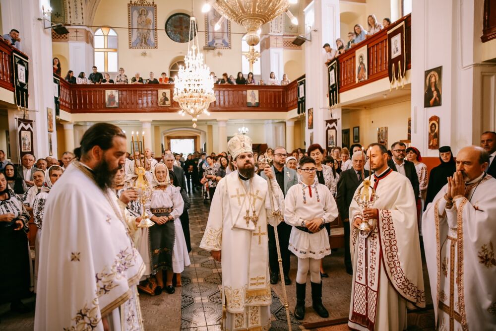 Liturghie arhierească și sfințire de casă parohială, la Sigmir. PS Benedict a predicat despre rugăciune