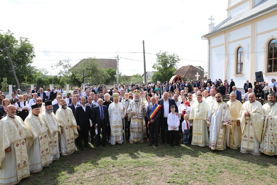 Mitropolitul Andrei și Episcopul Iustin au resfințit biserica din Ariniș, județul Maramureș