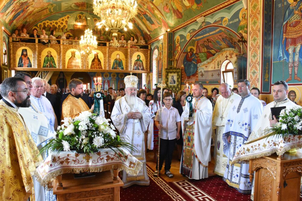 Binecuvântare arhierească și sfințire de capelă mortuară în Parohia Berindu