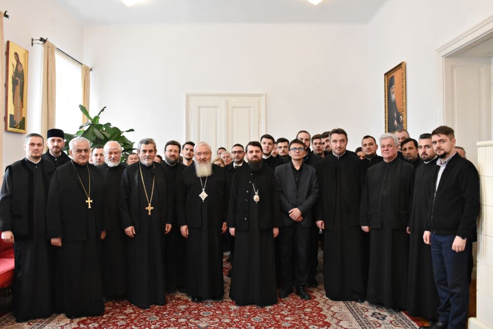Angajații Arhiepiscopiei Clujului și-au colindat ierarhii