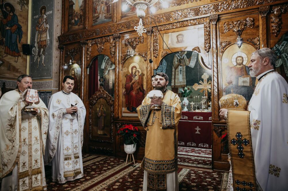 Slujire arhierească la Praznicul Crăciunului la Biserica „Sfinții Trei Ierarhi” din Bistrița