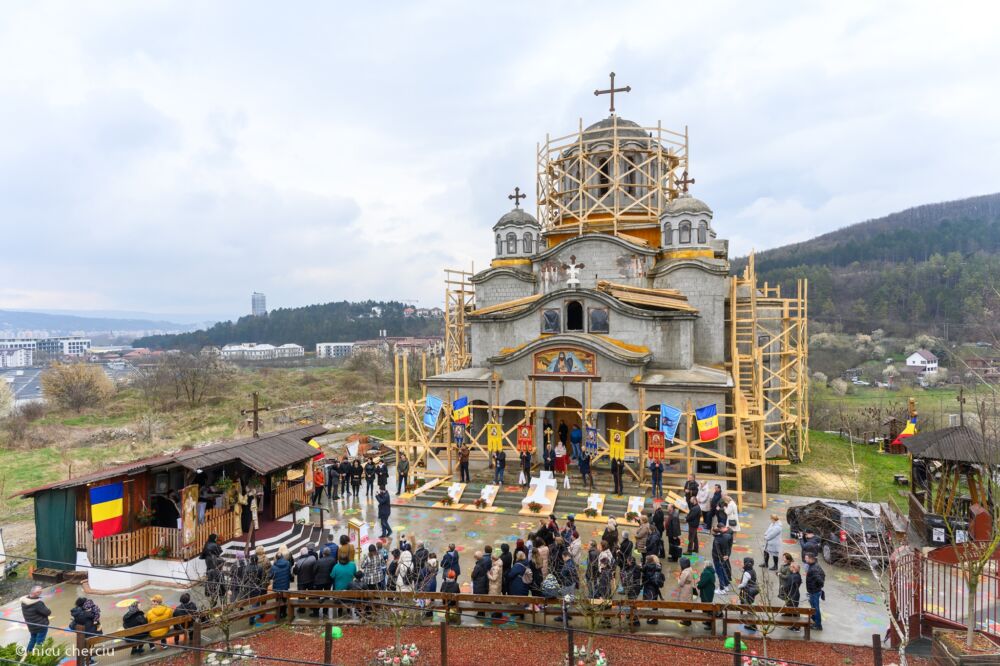 Sfințirea crucilor care vor fi așezate pe Biserica „Sf. Ioan Iacob Hozevitul” din Florești