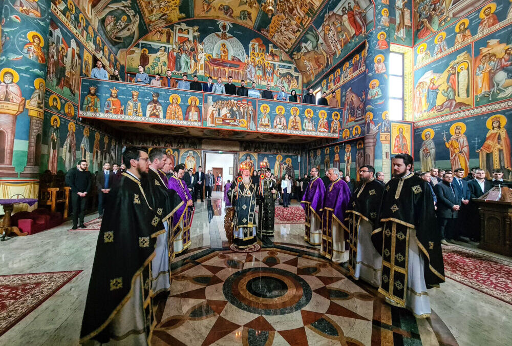 Mitropolitul Andrei a oficiat Liturghia Darurilor la Paraclisul Facultății de Teologie Ortodoxă din Cluj-Napoca