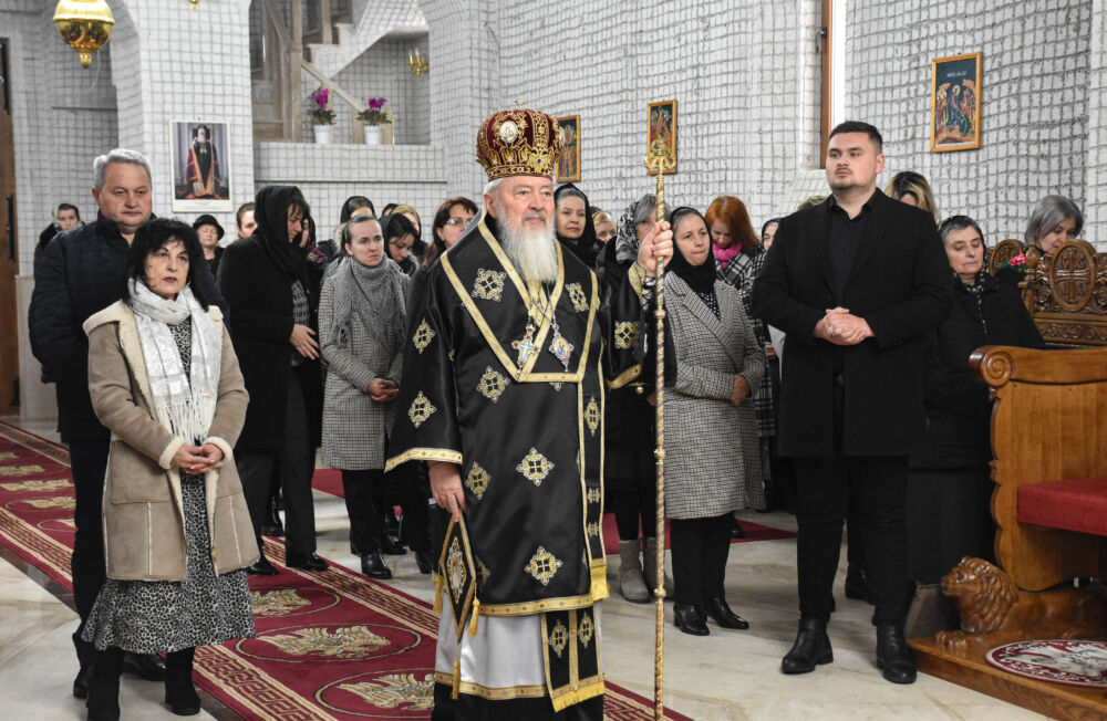 Mitropolitul Clujului a oficiat Liturghia Darurilor la Mănăstirea Dobric