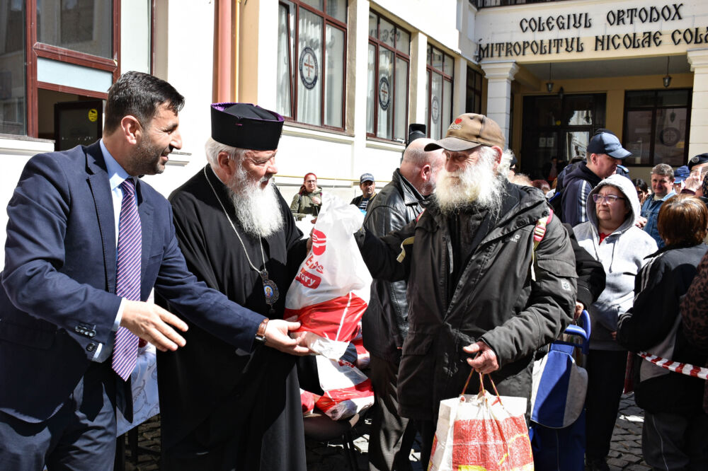 750 de pachete de Paști, oferite persoanelor nevoiașe aflate în evidența Sectorului social-filantropic al Arhiepiscopiei Clujului