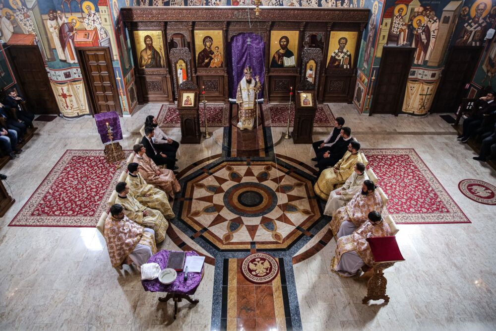 PS Benedict a oficiat Sfânta Liturghie din Joia Mare și rânduiala spălării picioarelor la Paraclisul Facultății de Teologie Ortodoxă din Cluj-Napoca