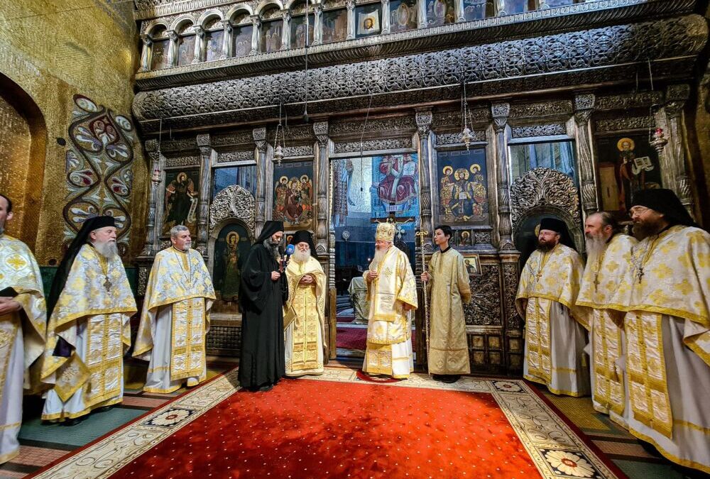 Arhimandritul Efrem Vatopedinul a primit „Crucea Transilvană”, cea mai înaltă distincție a Mitropoliei Clujului