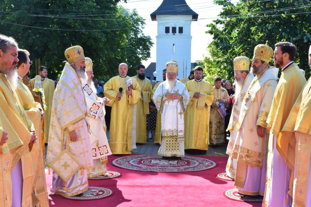 Părintele Mitropolit Andrei, la hramul Catedralei din Huși: „Sfinții Petru și Pavel ne cheamă să ne sfințim viața. Atât prețuim, cât punem în practică din Evanghelie”