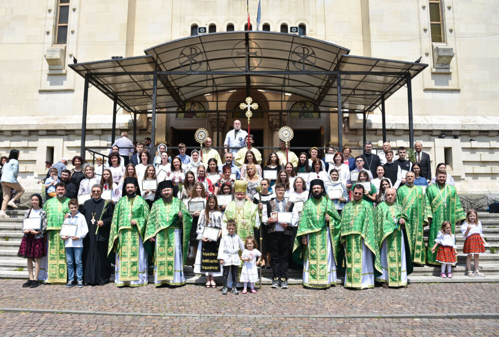 Duminica Rusaliilor, prăznuită la Catedrala Mitropolitană | IPS Andrei a premiat elevii participanți la trei olimpiade naționale