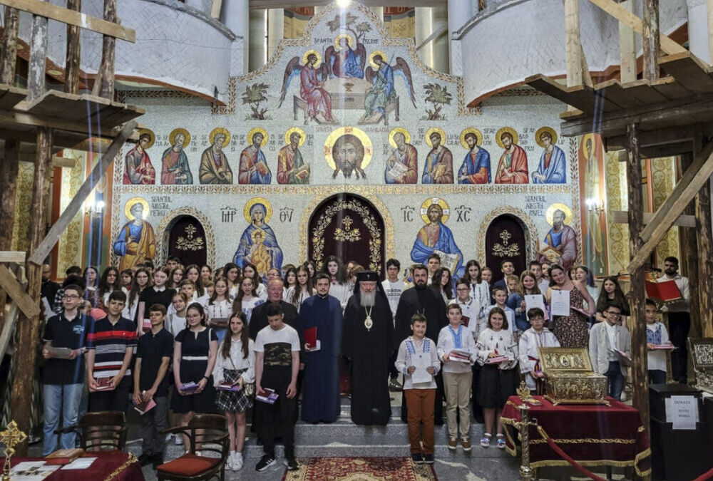 Parohia „Sf. Ap. Petru și Pavel” din Mănăștur a premiat 100 de elevi cu media 10
