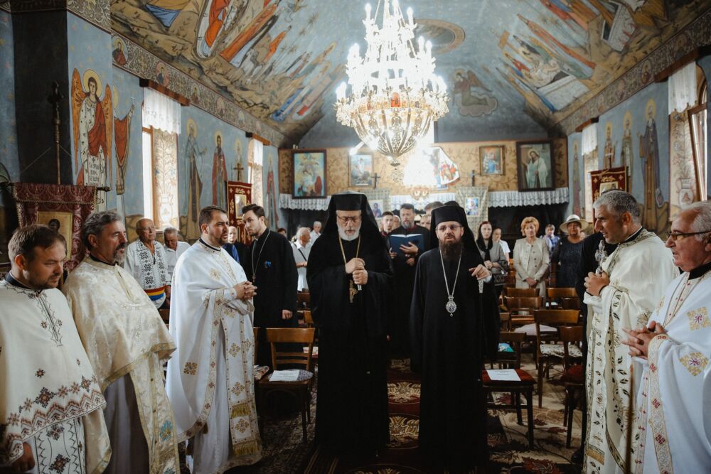 Binecuvântare arhierească în Parohia Tioltiur, unde a slujit timp de doi ani Arhiepiscopul Calinic al Argeșului și Muscelului