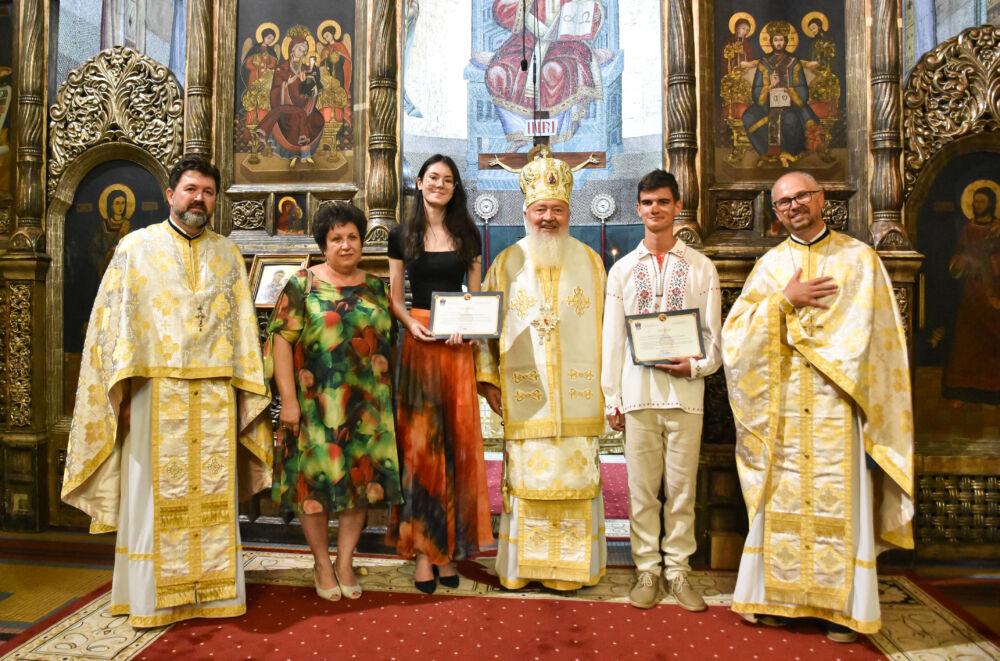 Elevii de 10 la Bacalaureat, din județele Cluj și Bistrița-Năsăud, premiați de IPS Andrei | Slujire la Catedrala Mitropolitană