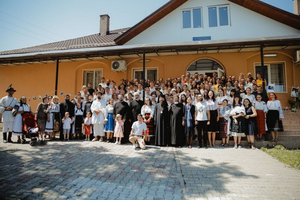 30 de ani de la înființarea ASCOR Cluj-Napoca. Preasfințitul Părinte Benedict Bistrițeanul a oficiat Sfânta Liturghie în tabăra de la Gledin