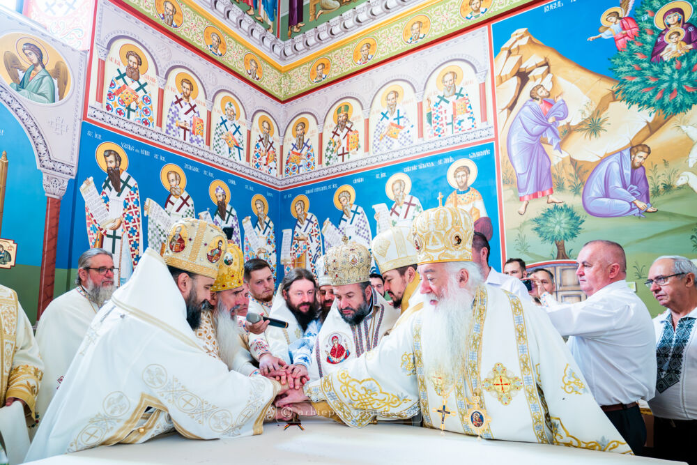 PS Benedict Bistrițeanul, la resfințirea bisericii „Sfinții Arhangheli Mihail și Gavriil” din Marginea, județul Suceava