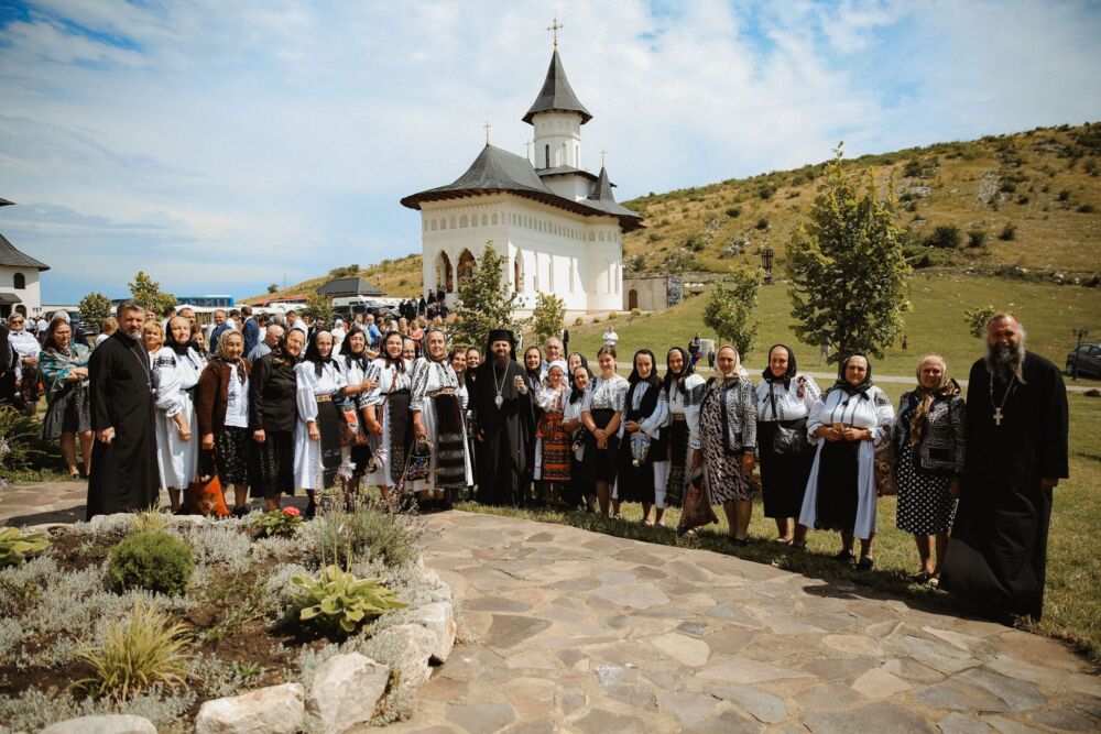 Schimbarea la Față, hramul Mănăstirii Cheile Turzii | Episcopul Benedict Bistrițeanul a oficiat Sfânta Liturghie