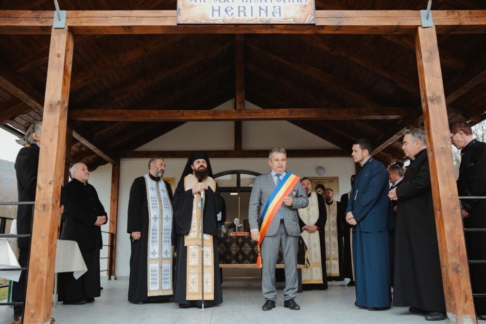 Liturghie arhierească și sfințirea capelei mortuare din Herina